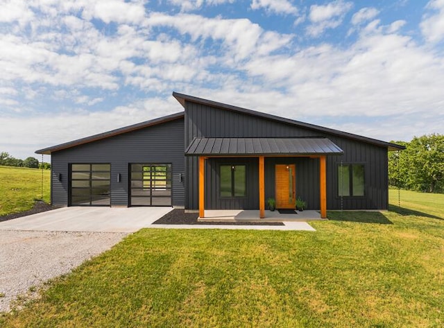 13213 State Highway M, Billings, MO 65610 - view of front of home with board and batten siding, driveway, a front yard, and a porch