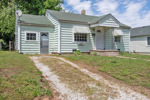 1823 W Olive St, Springfield, MO 65802 - bungalow featuring a chimney and a front yard