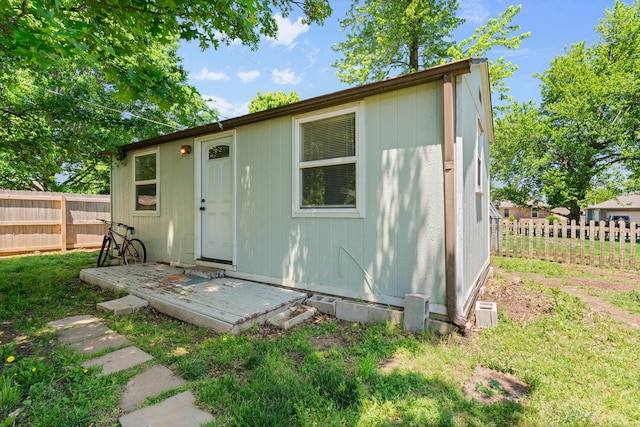 3645 S Ridgecrest Ave, Springfield, MO 65807 - view of outdoor structure featuring a fenced backyard