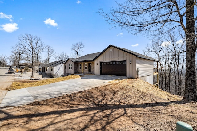 1186 Emory Creek Blvd, Branson, MO 65616 - view of front of house featuring an attached garage, concrete driveway, and board and batten siding