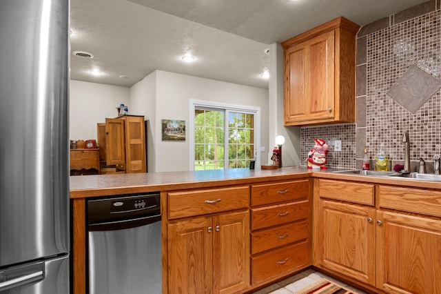 4266 S 94th Rd, Bolivar, MO 65613 - kitchen featuring freestanding refrigerator, a sink, a peninsula, tasteful backsplash, and recessed lighting