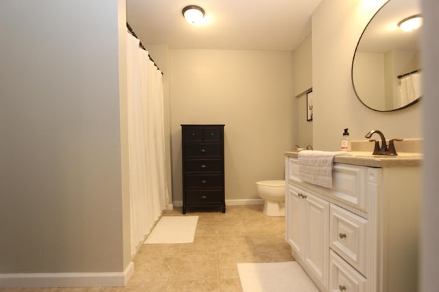 2362 Hazelwood Rd, Seymour, MO 65746 - full bath featuring vanity, toilet, baseboards, tile patterned floors, and a shower with curtain
