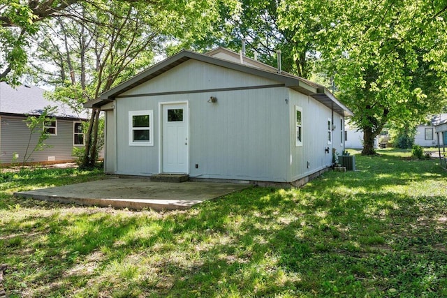 741 N Warren Ave, Springfield, MO 65802 - rear view of house featuring a patio, cooling unit, and a yard