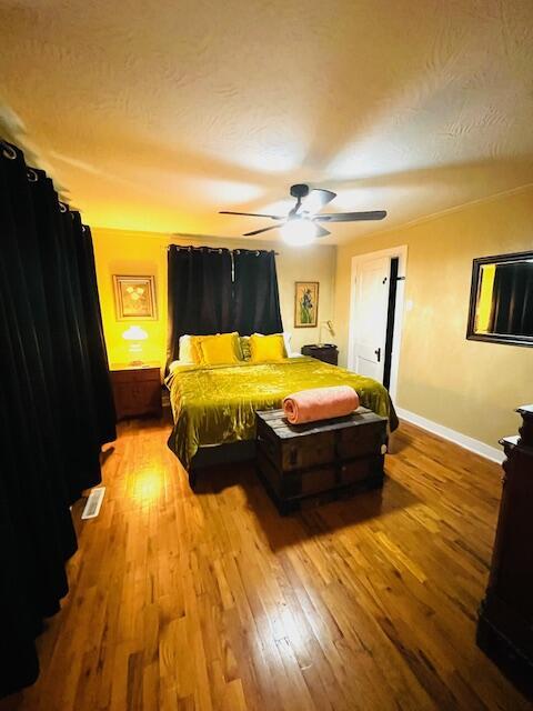 530 Taneycomo Hill Dr, Hollister, MO 65672 - bedroom featuring light wood-type flooring, baseboards, and a ceiling fan