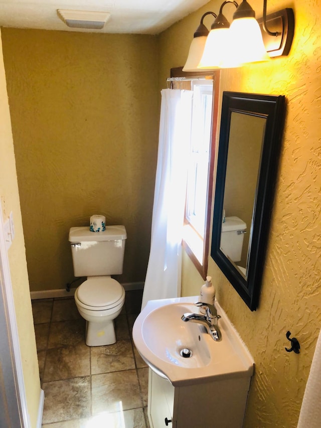 530 Taneycomo Hill Dr, Hollister, MO 65672 - half bath featuring toilet and vanity
