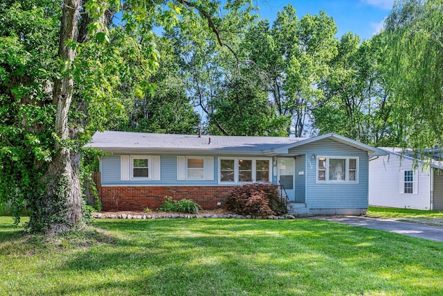 332 E Silsby St, Springfield, MO 65807 - view of front facade with a front lawn and brick siding