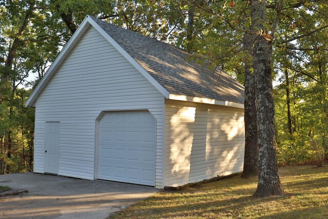 607 Sumac Ln, Marshfield, MO 65706 - detached garage with concrete driveway