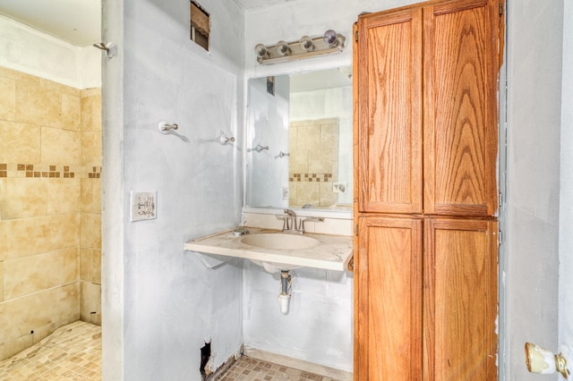 21461 Needles Eye Rd, Shell Knob, MO 65747 - bathroom featuring tiled shower and a sink