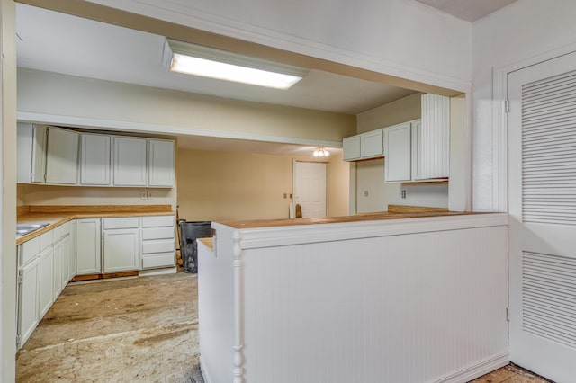 21461 Needles Eye Rd, Shell Knob, MO 65747 - kitchen with a peninsula, light countertops, and white cabinetry