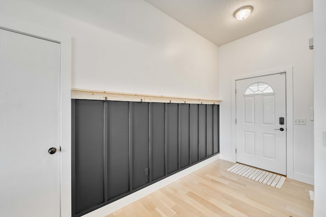 317 Cinnamon Ct, Sparta, MO 65753 - entrance foyer featuring wood finished floors and baseboards