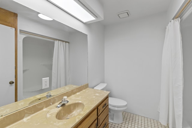 824 Highland Dr, Aurora, MO 65605 - bathroom featuring vanity, toilet, tile patterned flooring, and a shower with curtain