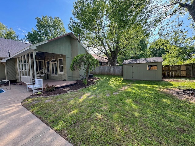 1831 E Woodbine St, Springfield, MO 65803 - view of yard with a patio area