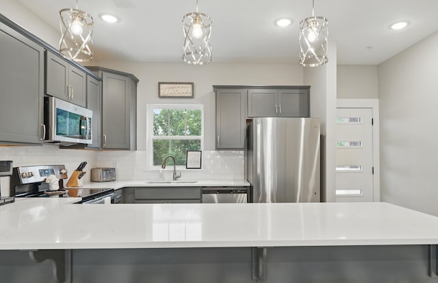 232 Chateau Mountain Hilltop Way, Branson, MO 65616 - kitchen featuring stainless steel appliances, a sink, gray cabinetry, and recessed lighting