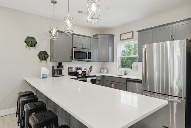 232 Chateau Mountain Hilltop Way, Branson, MO 65616 - kitchen with stainless steel appliances, a sink, a peninsula, tasteful backsplash, and a kitchen bar