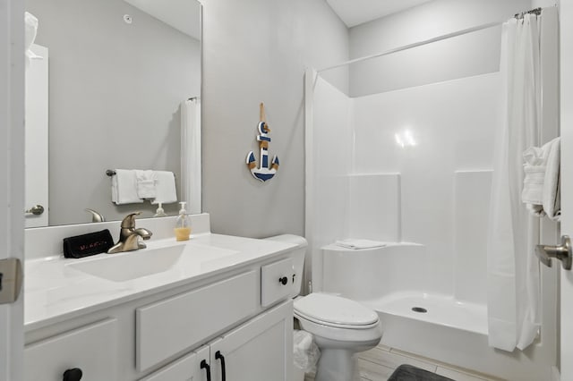 232 Chateau Mountain Hilltop Way, Branson, MO 65616 - full bathroom featuring vanity, toilet, and a shower with shower curtain