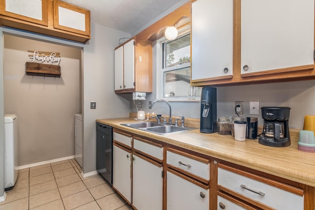 211 Spring Meadows Pkwy, Branson, MO 65616 - kitchen featuring washing machine and dryer, a sink, dishwasher, and light countertops