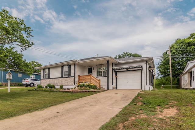 211 Spring Meadows Pkwy, Branson, MO 65616 - single story home featuring driveway, an attached garage, and a front lawn