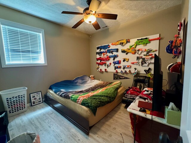 1054 W Itaska Rd, Nixa, MO 65714 - bedroom featuring light wood-style flooring, a textured ceiling, and ceiling fan