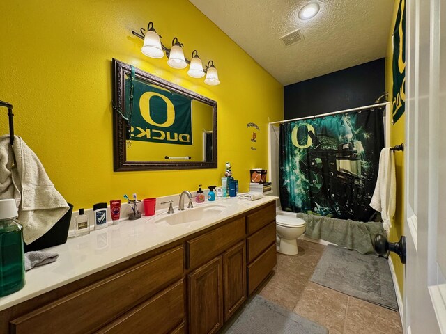 1054 W Itaska Rd, Nixa, MO 65714 - full bathroom featuring a textured ceiling, vanity, toilet, and shower / tub combo with curtain