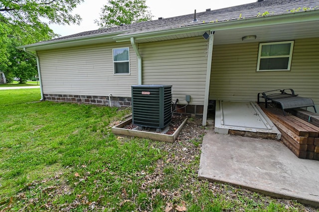 511 C St, Deepwater, MO 64740 - back of house featuring central AC and a yard