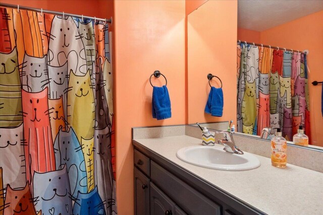 1270 E Ogorman Ct, Springfield, MO 65803 - full bath with vanity and a shower with shower curtain
