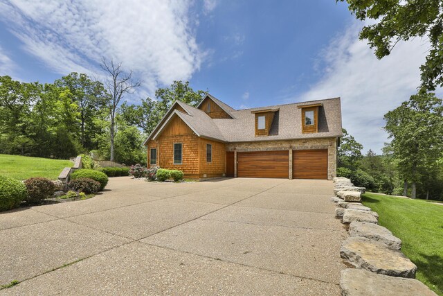 184 Appaloosa Trl, Saddlebrooke, MO 65630 - view of front of home featuring concrete driveway, a front lawn, and roof with shingles