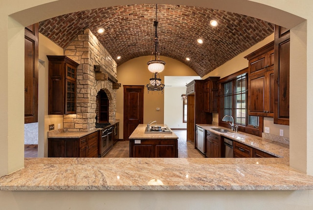 184 Appaloosa Trl, Saddlebrooke, MO 65630 - kitchen featuring a sink, appliances with stainless steel finishes, a kitchen island with sink, lofted ceiling, and recessed lighting