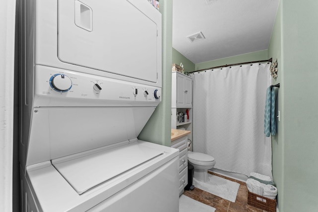 180 Grace Chapel Rd, Blue Eye, MO 65611 - full bath featuring stacked washing machine and dryer, toilet, and curtained shower