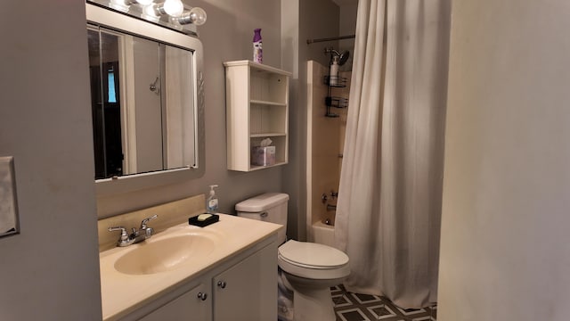 606 W Clover Dr, Clinton, MO 64735 - full bath featuring toilet, vanity, and shower / bath combination with curtain