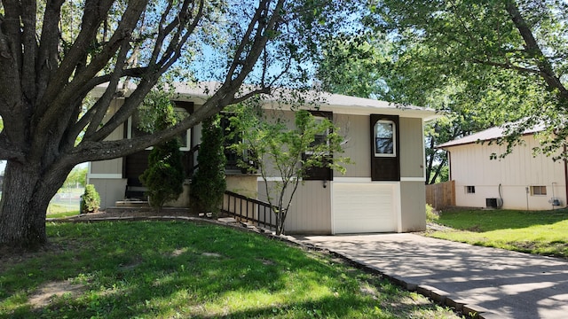 606 W Clover Dr, Clinton, MO 64735 - view of front of property with driveway, an attached garage, and a front yard