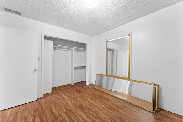 111-141 Gooseberry Ct, Branson, MO 65616 - unfurnished bedroom featuring wood finished floors, a textured ceiling, and a closet