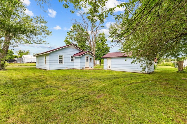 524 W Mckown St, Buffalo, MO 65622 - view of green lawn with an outbuilding