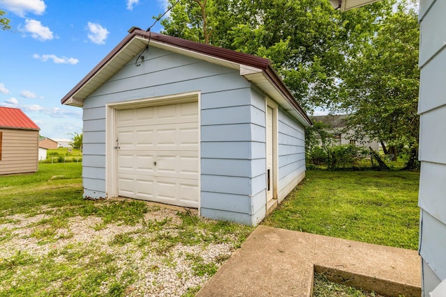 524 W Mckown St, Buffalo, MO 65622 - detached garage featuring driveway