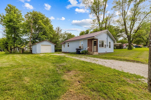 524 W Mckown St, Buffalo, MO 65622 - view of front of property featuring an outbuilding, a detached garage, driveway, a front lawn, and metal roof