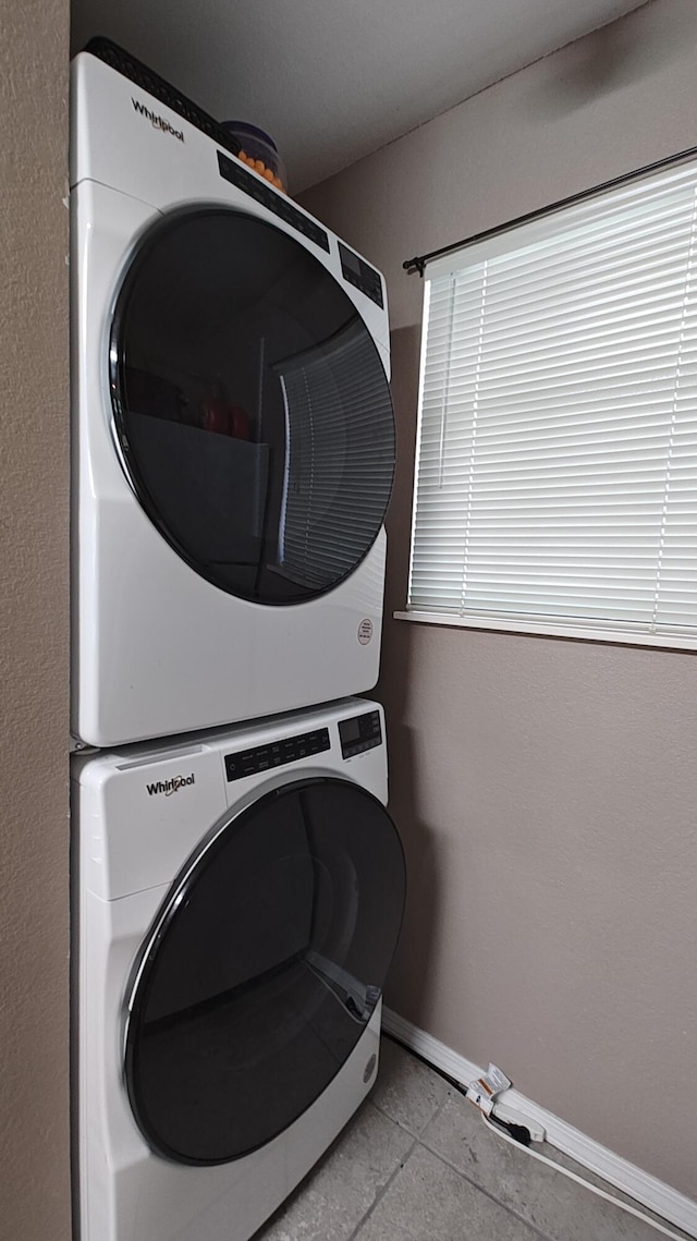 610 Abby Ln Par 61, Branson, MO 65616 - laundry area featuring stacked washing machine and dryer and baseboards
