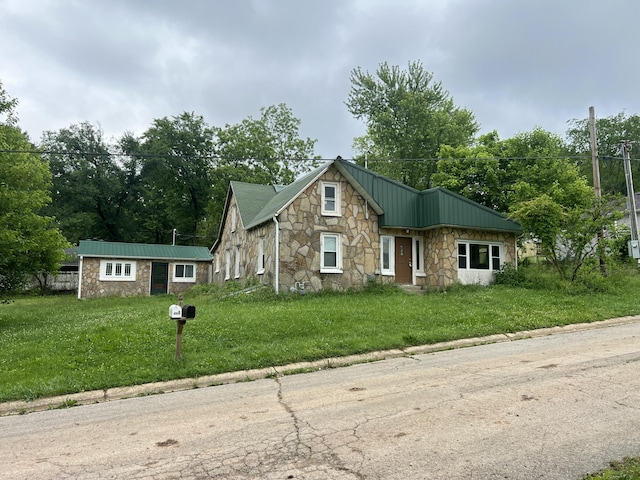 604 E Jordan St, Mansfield, MO 65704 - view of front facade with stone siding, metal roof, and a front yard