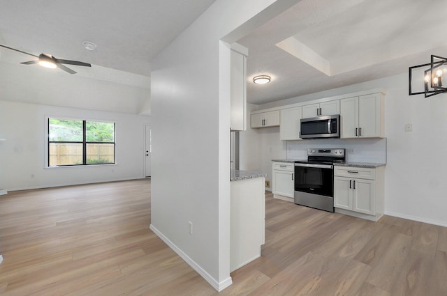 511 W Chestnut Rd, Nixa, MO 65714 - kitchen featuring stainless steel appliances, open floor plan, ceiling fan, white cabinetry, and light wood-style floors