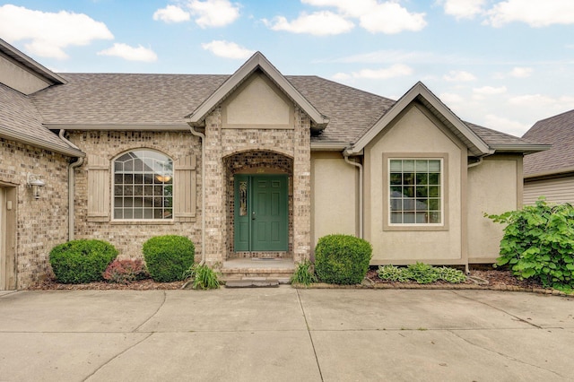 382 S Yellowwood Dr, Springfield, MO 65809 - doorway to property featuring stucco siding and a shingled roof