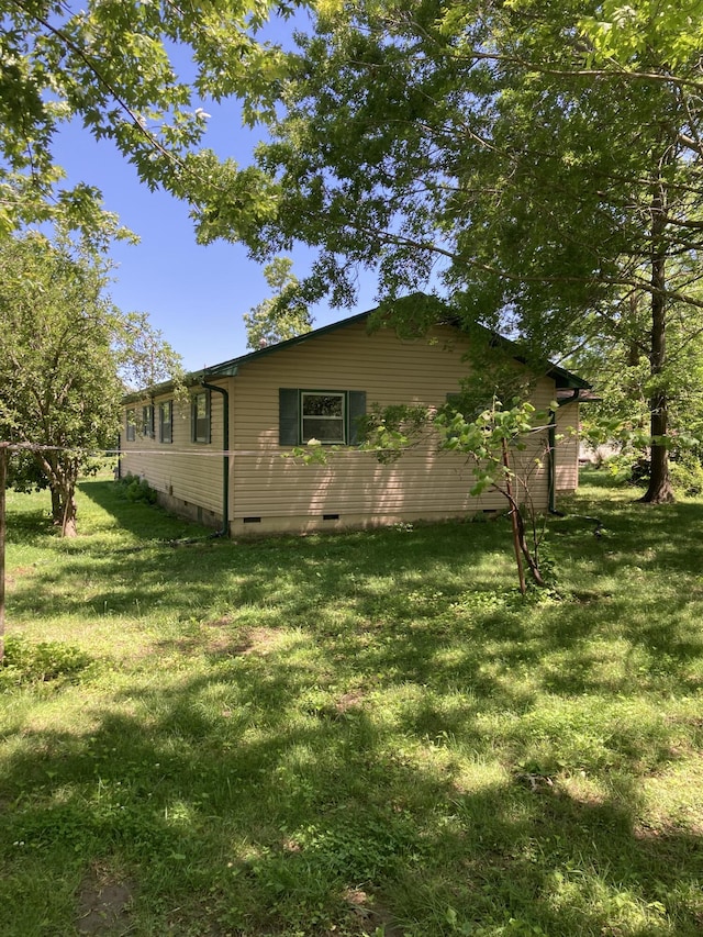 403 S W St, Mountain Grove, MO 65711 - view of side of property with crawl space and a yard