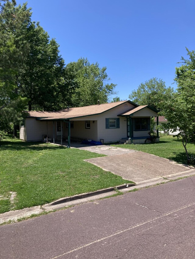 403 S W St, Mountain Grove, MO 65711 - ranch-style home featuring a front yard, driveway, and an attached carport