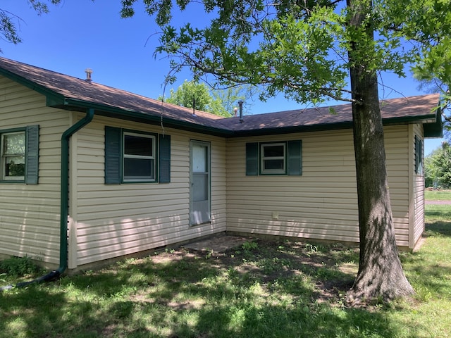 403 S W St, Mountain Grove, MO 65711 - view of front of property featuring a front lawn and roof with shingles