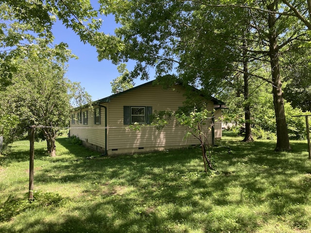 403 S W St, Mountain Grove, MO 65711 - view of side of home featuring crawl space and a lawn