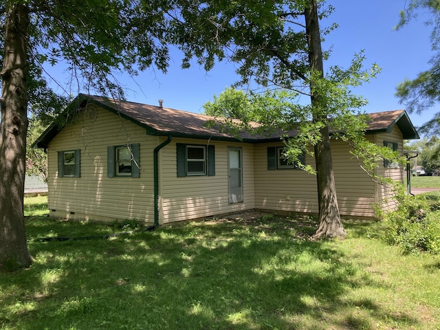 403 S W St, Mountain Grove, MO 65711 - back of house featuring a yard and crawl space