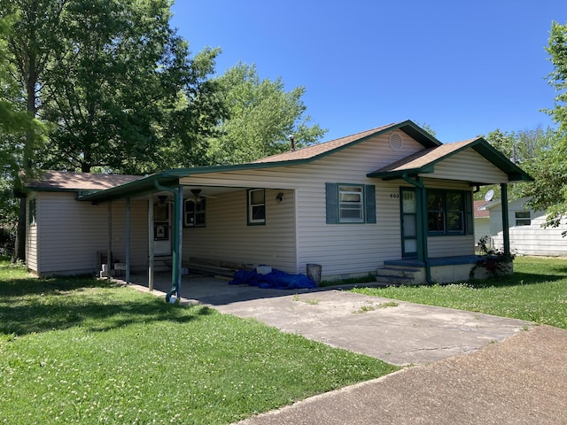403 S W St, Mountain Grove, MO 65711 - view of front of property featuring a front yard, concrete driveway, and a carport