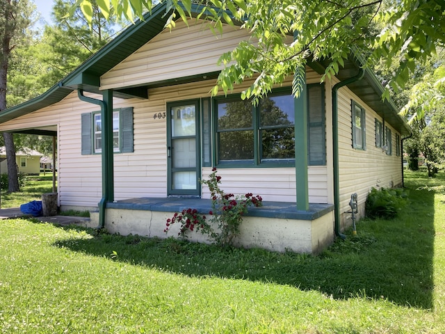 403 S W St, Mountain Grove, MO 65711 - bungalow with a front lawn and a porch