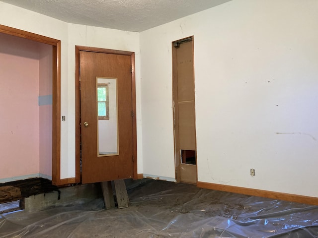 403 S W St, Mountain Grove, MO 65711 - unfurnished room featuring baseboards and a textured ceiling