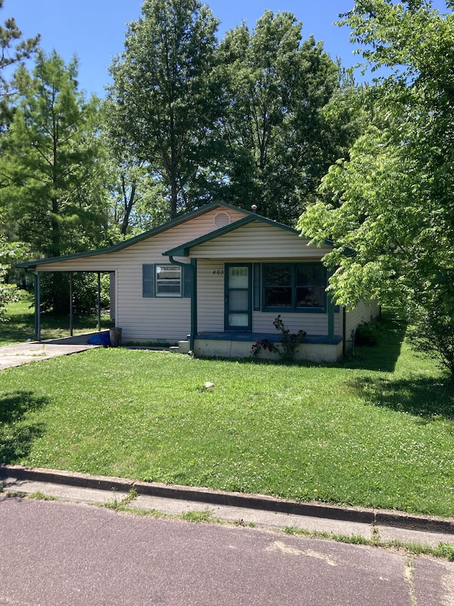 403 S W St, Mountain Grove, MO 65711 - view of front facade featuring a front lawn and a carport