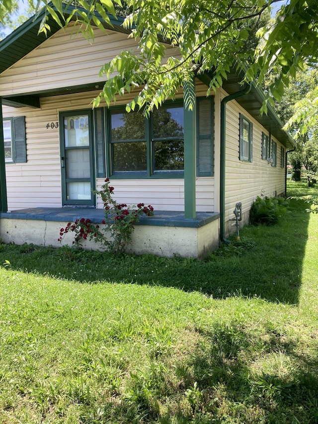 403 S W St, Mountain Grove, MO 65711 - view of property exterior with a lawn