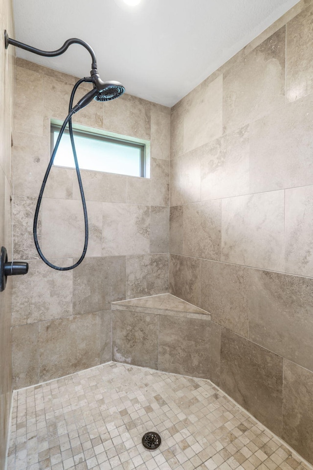 5142 S Burrows Ave, Springfield, MO 65810 - full bath featuring tiled shower