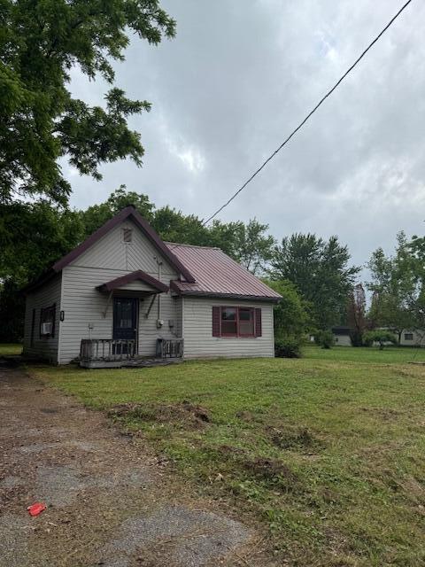 507 S Lake St, Mountain Grove, MO 65711 - view of front of property with a front lawn, metal roof, and dirt driveway